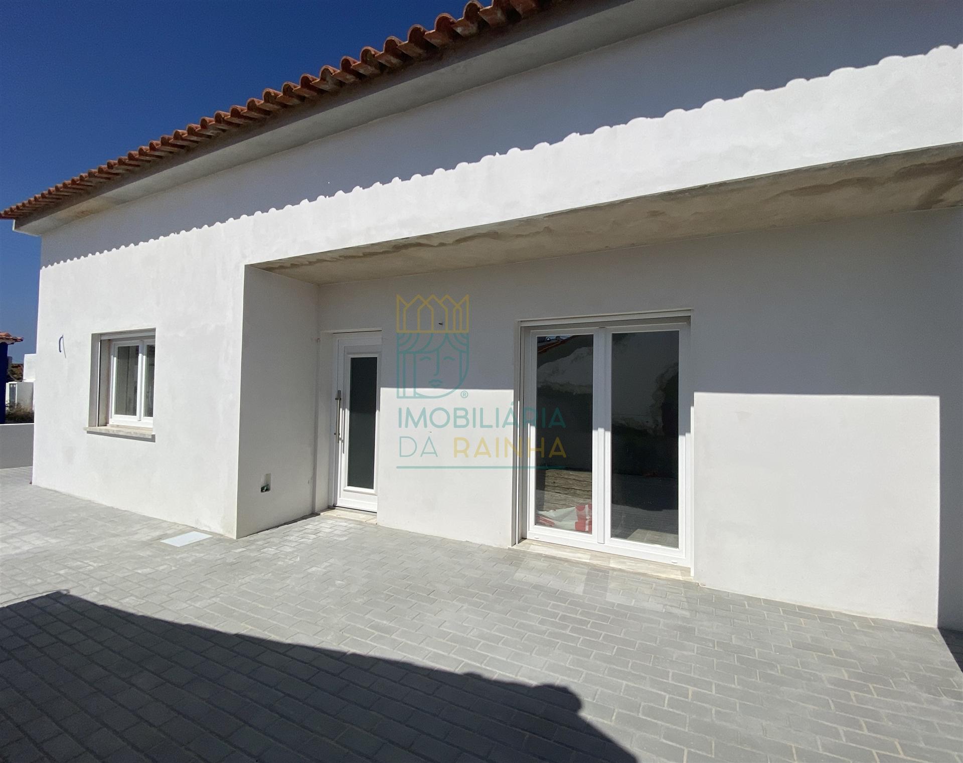 Moradia com sótão e quintal no Nadadouro, junto à Lagoa de Óbidos