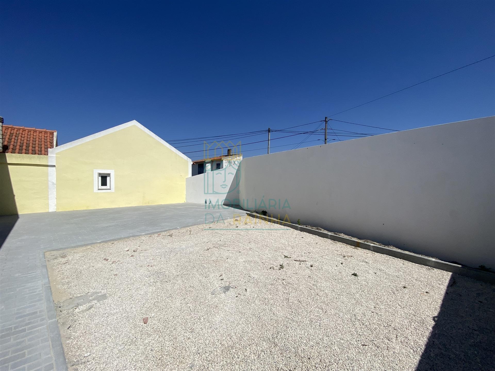 Moradia com sótão e quintal no Nadadouro, junto à Lagoa de Óbidos