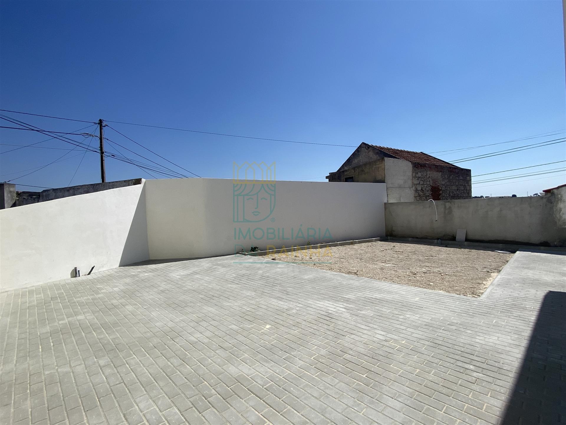 Moradia com sótão e quintal no Nadadouro, junto à Lagoa de Óbidos