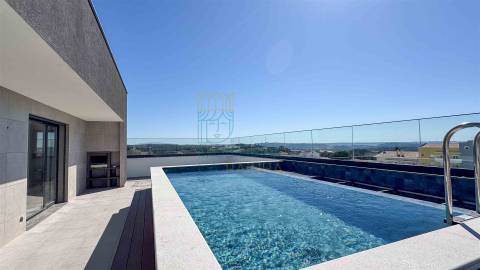 Apartamento T5 com piscina em Caldas da Rainha