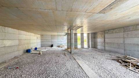 Moradia com Piscina e Jardim Perto das Praias