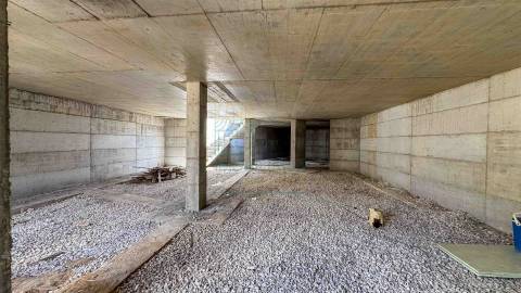 Moradia com Piscina e Jardim Perto das Praias