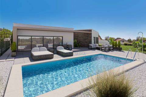 Moradia com Piscina e Jardim Perto das Praias