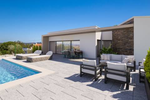 Moradia com Piscina e Jardim Perto das Praias