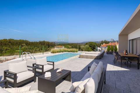 Moradia com Piscina e Jardim Perto das Praias