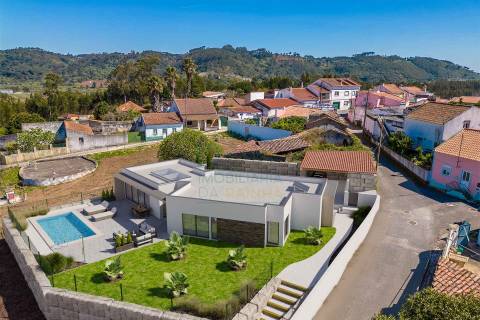 Moradia com Piscina e Jardim Perto das Praias