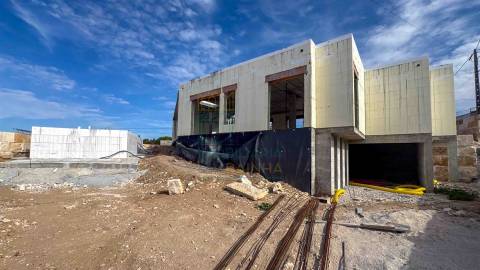 Moradia com Piscina e Jardim Perto das Praias