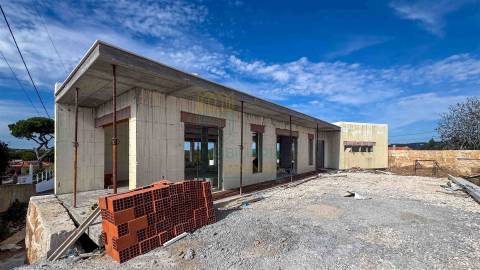 Moradia com Piscina e Jardim Perto das Praias