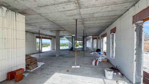 Moradia com Piscina e Jardim Perto das Praias