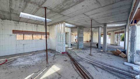 Moradia com Piscina e Jardim Perto das Praias