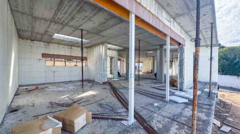 Moradia com Piscina e Jardim Perto das Praias