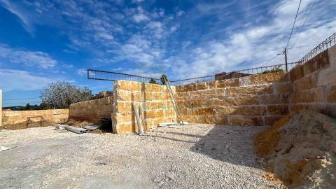 Moradia com Piscina e Jardim Perto das Praias