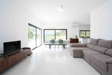 Moradia T3 com piscina e garagem a poucos minutos da praia