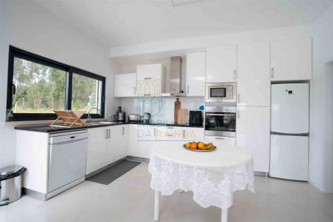 Moradia T3 com piscina e garagem a poucos minutos da praia