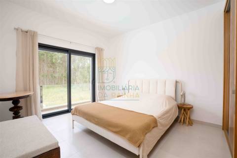 Moradia T3 com piscina e garagem a poucos minutos da praia