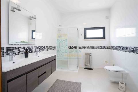 Moradia T3 com piscina e garagem a poucos minutos da praia