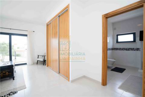 Moradia T3 com piscina e garagem a poucos minutos da praia