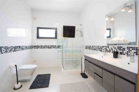 Moradia T3 com piscina e garagem a poucos minutos da praia