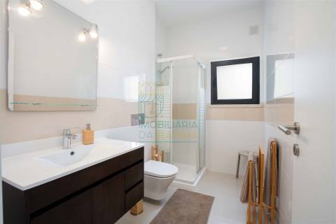 Moradia T3 com piscina e garagem a poucos minutos da praia