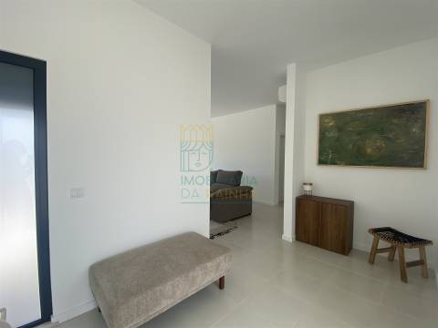 Moradia T3 com piscina e garagem a poucos minutos da praia