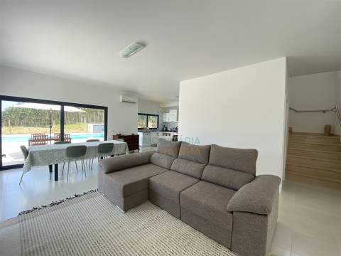 Moradia T3 com piscina e garagem a poucos minutos da praia