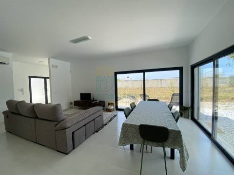 Moradia T3 com piscina e garagem a poucos minutos da praia