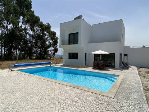 Moradia T3 com piscina e garagem a poucos minutos da praia