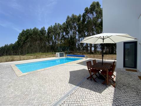 Moradia T3 com piscina e garagem a poucos minutos da praia