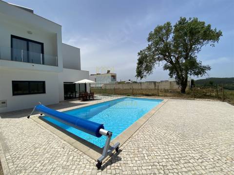 Moradia T3 com piscina e garagem a poucos minutos da praia