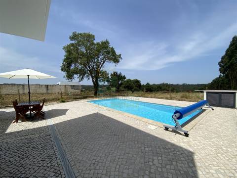 Moradia T3 com piscina e garagem a poucos minutos da praia
