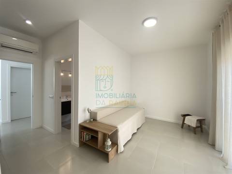 Moradia T3 com piscina e garagem a poucos minutos da praia