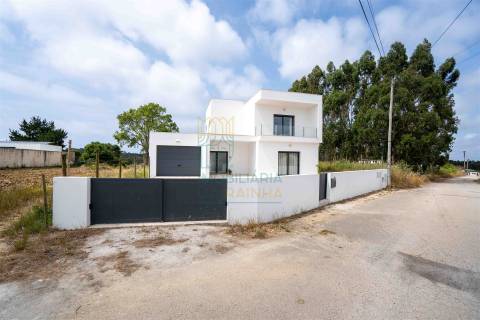 Moradia T3 com piscina e garagem a poucos minutos da praia
