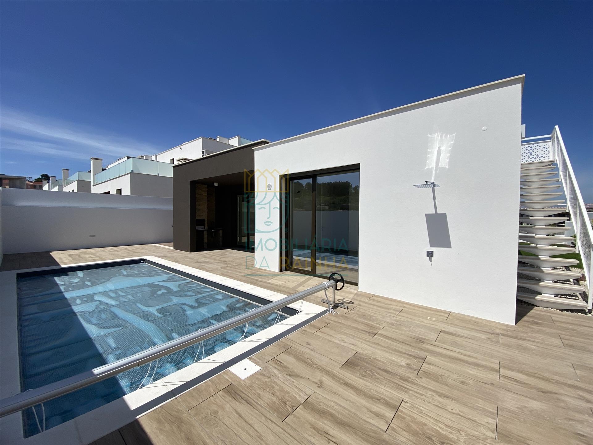 Moradia T2 com Piscina e Garagem em Salir do Porto – Conforto, Modernidade e Proximidade ao Mar