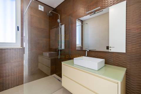 Moradia T2 com Piscina e Garagem em Salir do Porto – Conforto, Modernidade e Proximidade ao Mar