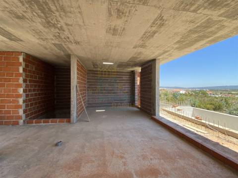 Moradia T2 com Piscina e Garagem em Salir do Porto – Conforto, Modernidade e Proximidade ao Mar