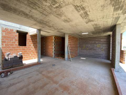 Moradia T2 com Piscina e Garagem em Salir do Porto – Conforto, Modernidade e Proximidade ao Mar