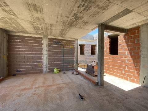 Moradia T2 com Piscina e Garagem em Salir do Porto – Conforto, Modernidade e Proximidade ao Mar