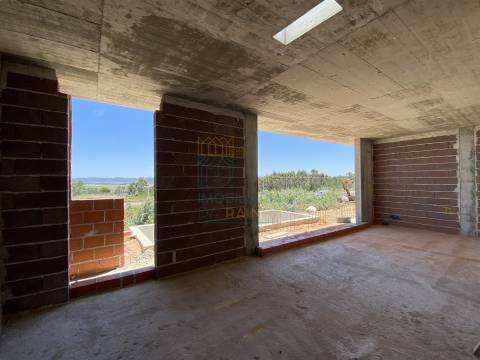 Moradia T2 com Piscina e Garagem em Salir do Porto – Conforto, Modernidade e Proximidade ao Mar