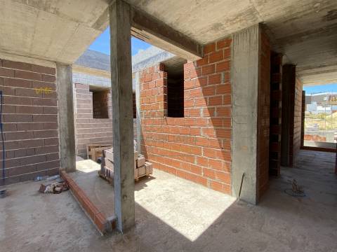 Moradia T2 com Piscina e Garagem em Salir do Porto – Conforto, Modernidade e Proximidade ao Mar