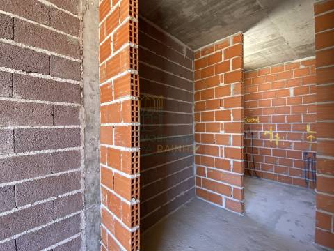 Moradia T2 com Piscina e Garagem em Salir do Porto – Conforto, Modernidade e Proximidade ao Mar