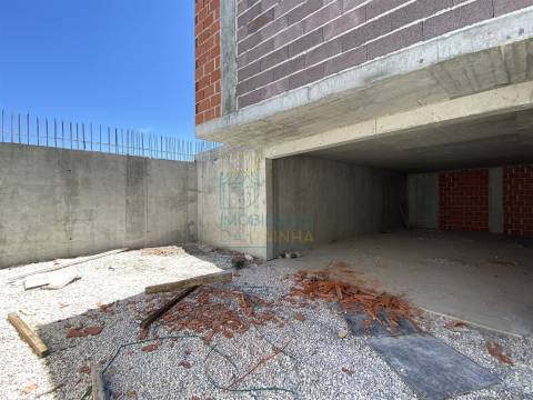 Moradia T2 com Piscina e Garagem em Salir do Porto – Conforto, Modernidade e Proximidade ao Mar