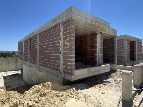 Moradia T2 com Piscina e Garagem em Salir do Porto – Conforto, Modernidade e Proximidade ao Mar