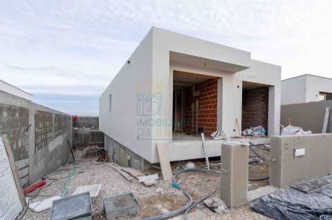 Moradia T2 com Piscina e Garagem em Salir do Porto – Conforto, Modernidade e Proximidade ao Mar