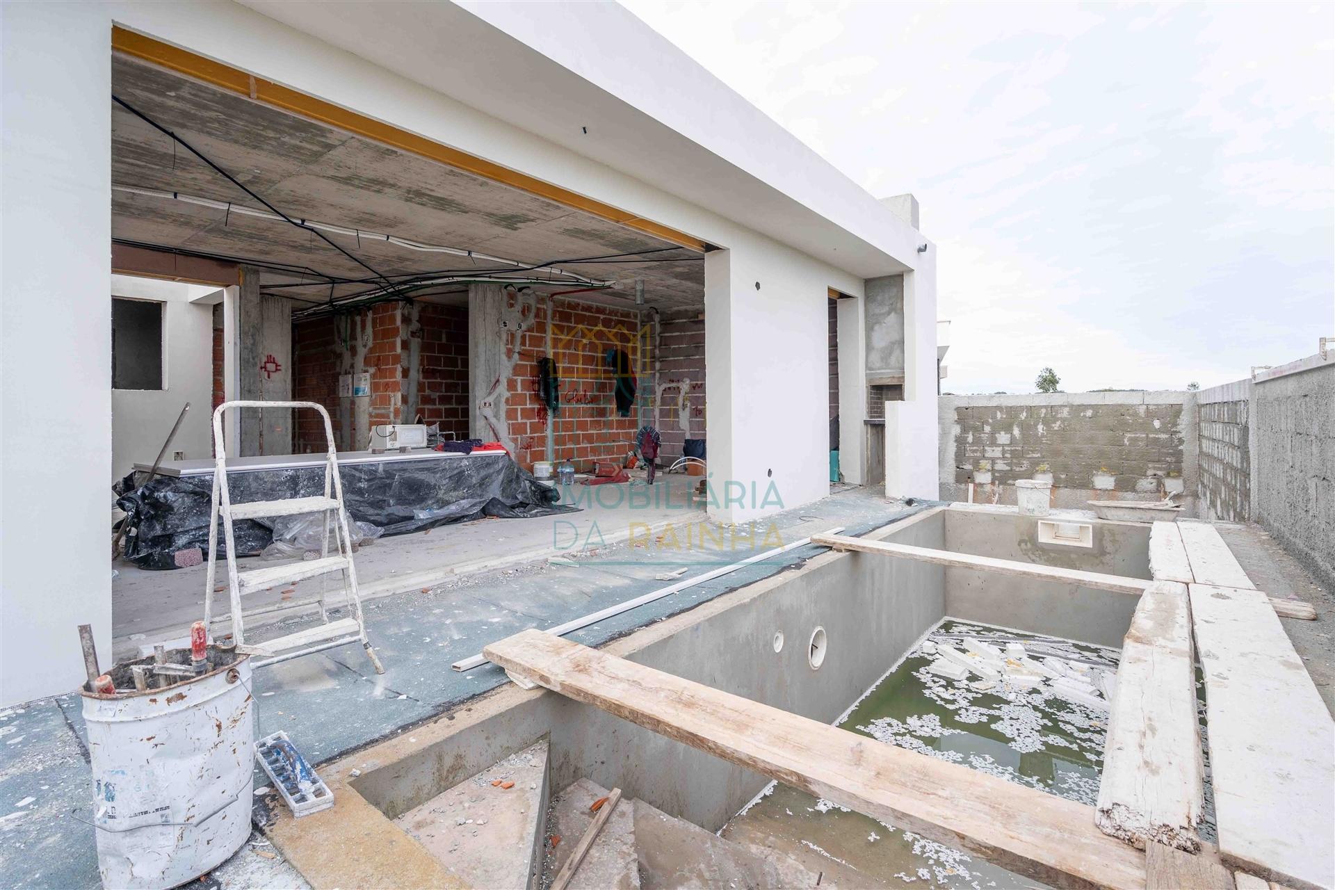 Moradia T2 com Piscina e Garagem em Salir do Porto – Conforto, Modernidade e Proximidade ao Mar