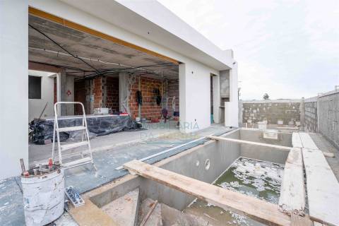 Moradia T2 com Piscina e Garagem em Salir do Porto – Conforto, Modernidade e Proximidade ao Mar