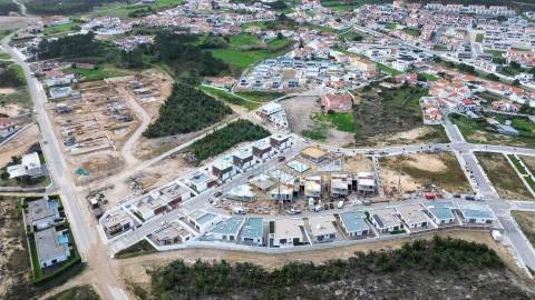 Moradia T2 com Piscina e Garagem em Salir do Porto – Conforto, Modernidade e Proximidade ao Mar