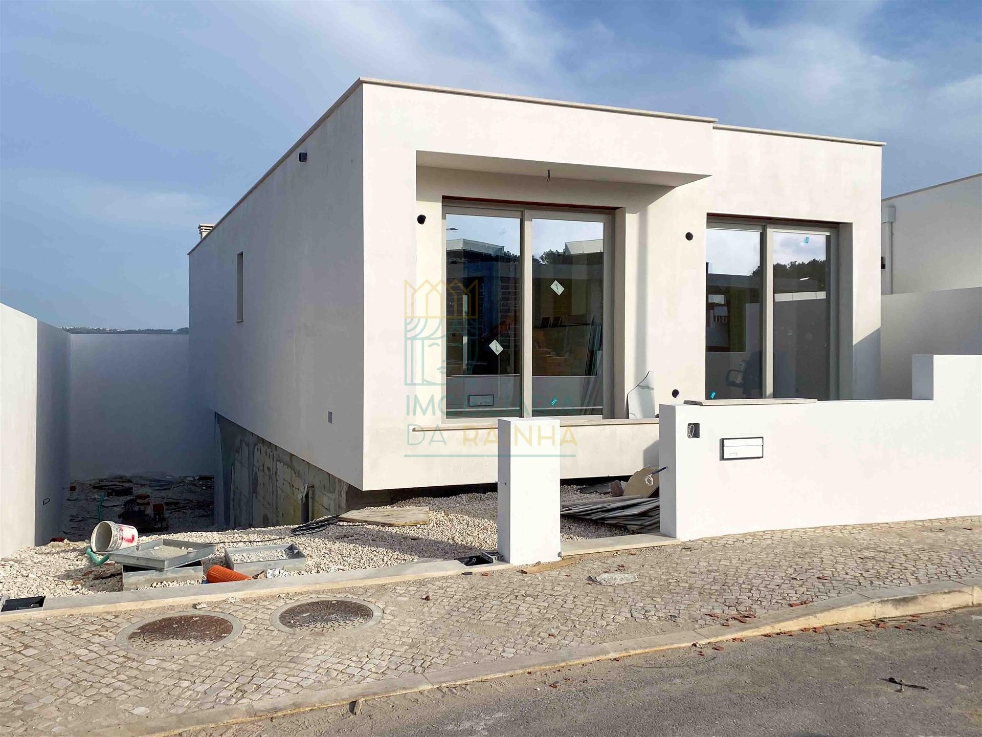 Moradia T2 com Piscina e Garagem em Salir do Porto – Conforto, Modernidade e Proximidade ao Mar