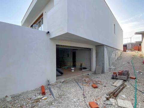 Moradia T2 com Piscina e Garagem em Salir do Porto – Conforto, Modernidade e Proximidade ao Mar