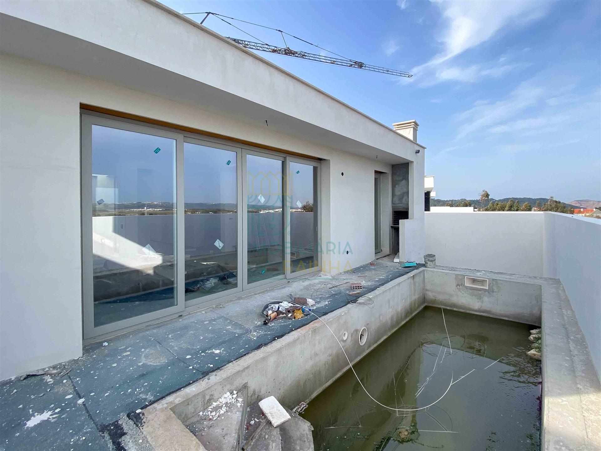 Moradia T2 com Piscina e Garagem em Salir do Porto – Conforto, Modernidade e Proximidade ao Mar