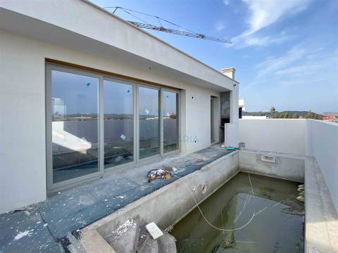 Moradia T2 com Piscina e Garagem em Salir do Porto – Conforto, Modernidade e Proximidade ao Mar